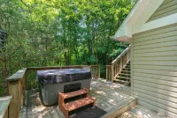 Smoky Mountain Retreat, 5 Min to Downtown Bryson City ~ Hot Tub ~ Hiking.