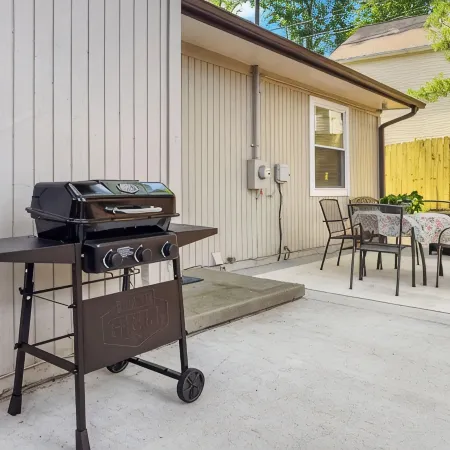 Beautifully Renovated Cottage / Pet-Friendly / Walk to Downtown Black Mountain