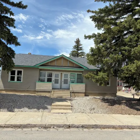 One block from downtown One bed one bath with extra folded out bed.