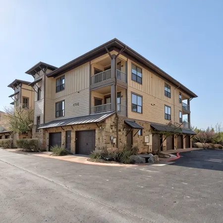 Beautifully REMODELED villa in the hollows/lake Travis/ quartz countertops, etc