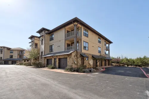 Beautifully REMODELED villa in the hollows/lake Travis/ quartz countertops, etc