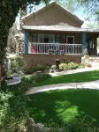 Victorian House Downtown; can include guest house- just ask! - Bungalows