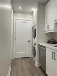 Designer-renovated 1 bedroom in Roncesvalles Village - บังกะโล