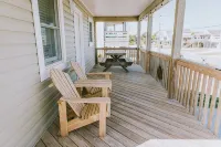 Steps to the Beach! Renovated 2021! Hot Tub! Minutes to Grocery Stores & Dining! - Balcony
