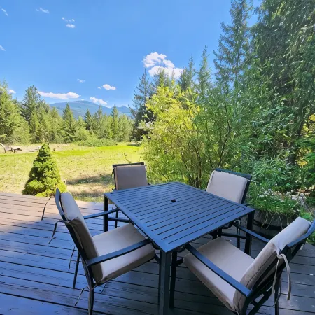 Cozy Retreat Chalet with Loft Bedroom & Fireplace – Near Nelson & Ski Hills