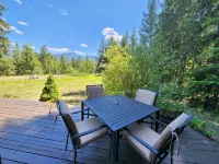 Cozy Retreat Chalet with Loft Bedroom & Fireplace – Near Nelson & Ski Hills - Hytter