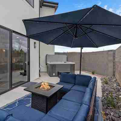 4-bedroom condo with THREE SUITES in GORGEOUS Hurricane with AC, WiFi and hottub Others