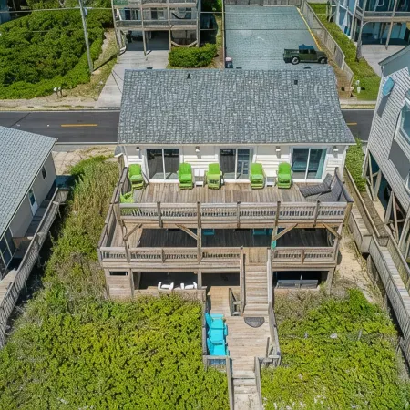 Charm Getaway - Oceanfront family home in a quiet stretch of Surf City !