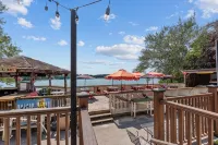 Waterfront Condo, Private Beach, Outdoor Pool & Hot Tub & Walkable to Downtown - Homestays