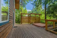 Mt Baker Cabin w/ Private Hot Tub & Deck - Chalets
