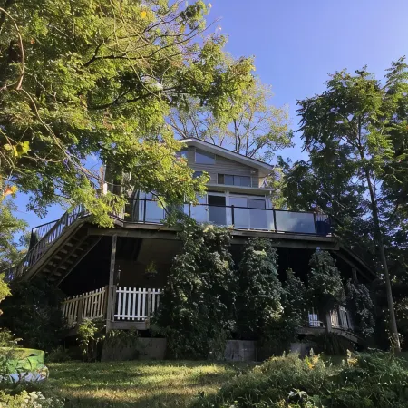 River Retreat with private apartment and deck on the beautiful Delaware River Отели в г. Хантердон
