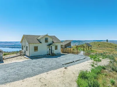 CloudDrift Villa - Romantic MountainTop Getaway with Spa, Sauna and Amazing View Hotels in 