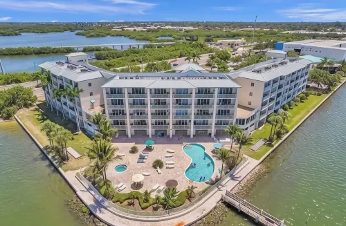 Waterfront quiet condo w Pool by Madeira Beach