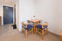 Wooden Tone Studio at Collins Boulevard Apartment By Travelio - 3-Star