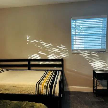Chic newly remodeled 2bd 2bath apartment with AC, WiFi in vibrant Delray Beach