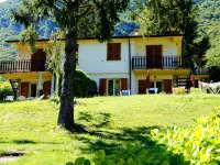 Directly on the lake with terrace for seven people Hotels in Idro