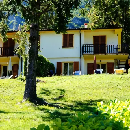 Directly on the lake with terrace for seven people