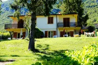 Directly on the lake with terrace for seven people