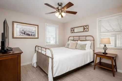 Walk to the Beach & Downtown! Ocean Springs in Perfect Location! Azalea Cottage - Country Houses