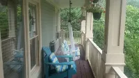Carriage House Inn Four and a Half Stars - parking