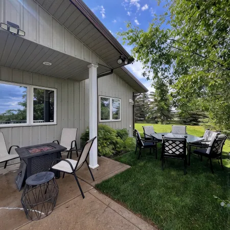 Cozy Country Bungalow about 5 minutes from Sylvan Lake!
