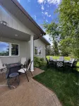 Cozy Country Bungalow about 5 minutes from Sylvan Lake! - Wifi