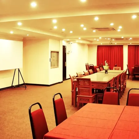 Adel Hotel Отели в г. Путатан