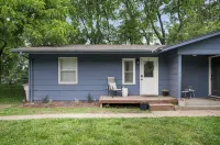 Family Friendly & Cheerful Blue Jay Ranch House close to KSU stadium - Kitchens