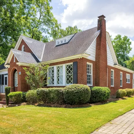 Midtown Brick Cottage 3BR, 2BA • 15 Mins to Ft Moore