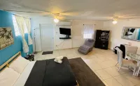 Caracoles #2 Apartment 7 Min to Airport & Free WI-FI
