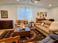 Charming 2-bedroom barndominium in marvelous Stephenville with AC, WiFi