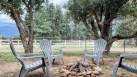 Walking distance to restaurants! Come enjoy our 3-bed cabin in Pine!