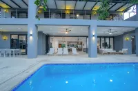 Giraffe Oasis - Kruger Luxury Family Villa: 5-BRs WiFi & AC in Marloth Park - Villas