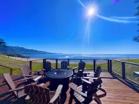Newly Renovated Oceanfront Retreat in Bolinas with Spa and Huge Fenced Yard - 4성급