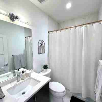 Cozy 1-bedroom apartment in fantastic Denver with WiFi, AC, Laundry and more! Rooms