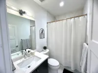 Cozy 1-bedroom apartment in fantastic Denver with WiFi, AC, Laundry and more! - 방갈로