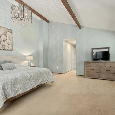 Shuttle to Village/lifts5 miles to base! Cozy Chalet!