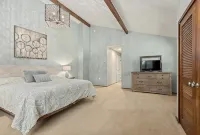 Shuttle to Village/lifts5 miles to base! Cozy Chalet!