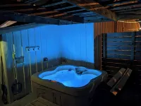 Cheerful & cozy 3 bedroom cottage near lake with hot tub - Wifi