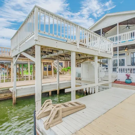 Lakefront-April Sound -Hot Tub Bath with Panoramic Lake View- Fish Off the Dock