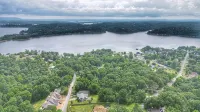 Beaver Lake Getaway-15 min from downtown Rogers with HOT TUB!