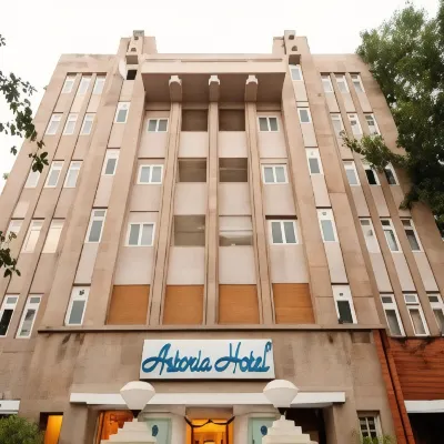 Astoria Hotel Отели рядом с достопримечательностью «Железнодорожная станция Charni Road»