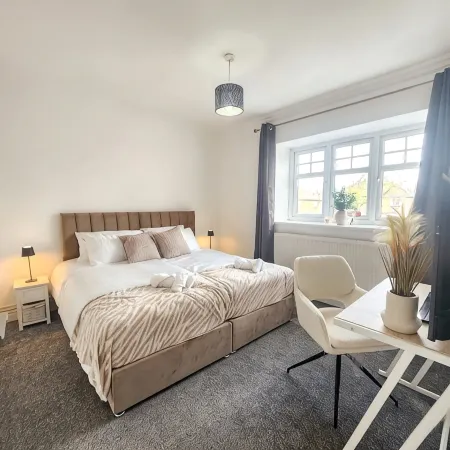 Birmingham 5BR, sleeps 9, private parking & garden families, contractors, groups