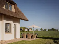 Dream thatched house with water view - 3 bedrooms - 10 min. walk to the beach Hotéis em Dranske