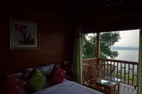 LakeRose Wayanad Resort - Water Front Grandeur - Pensions