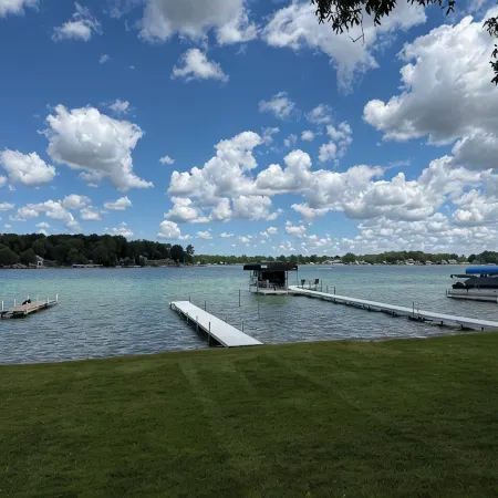 Charming 4-Bedroom Cottage on Fabulous Diamond Lake! Just Remodeled! WiFi & AC