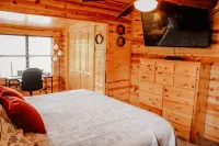 "Our Life" Creekside, Trout Fishing, Fire Pit, Hot Tub, WiFi and More...