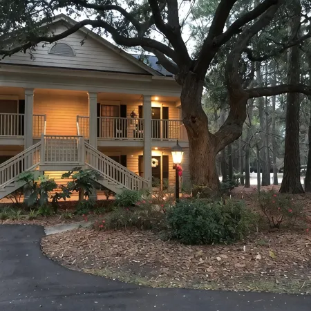 Charming 2-bedroom condo in delightful Pawleys Island with AC, WiFi.