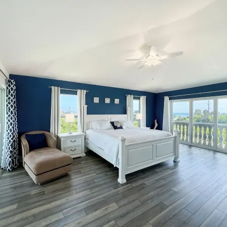 400ft to private beach. Riverfront,dock,pool,kayaks Elevator, 1.6 acres