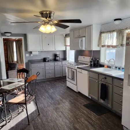 Park Place-Quaint home nestled between parks and lakes